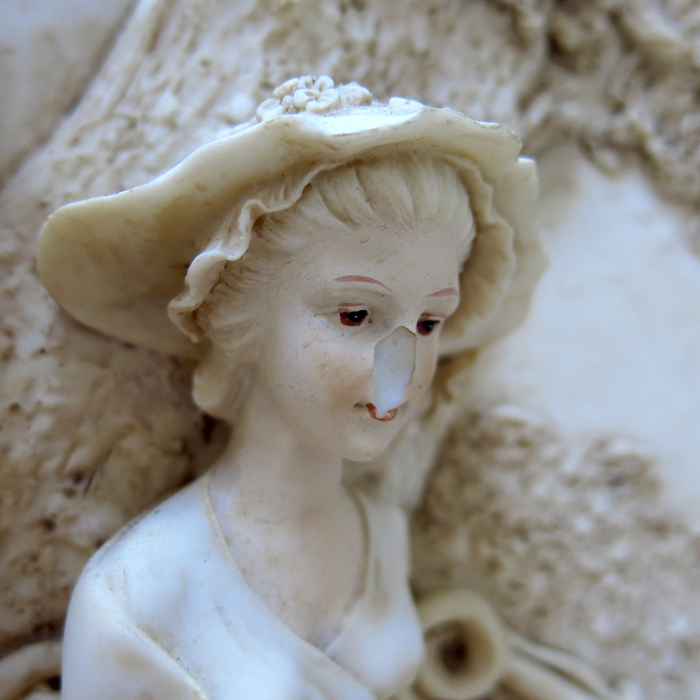 restoration of ceramic bas-reliefs, figurines and dishes to order.
